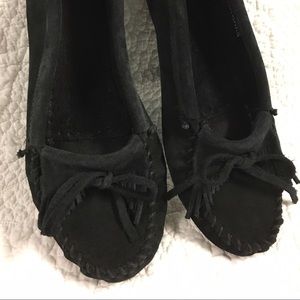 Minnetonka Black Moccasins. Fits size 7.5.