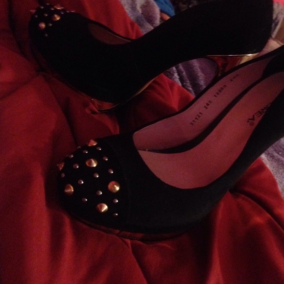 Beautiful black&gold heels perfect for going out