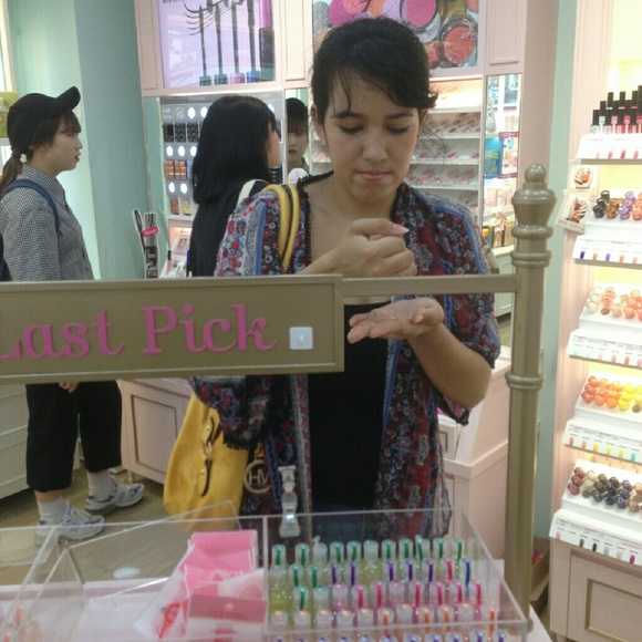 Meet your Posher, Gabriella - Picture 1 of 1