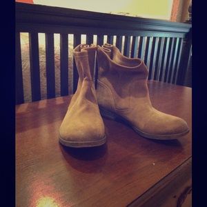 Vintage look ankle boots size 7.5.  Zips in back.