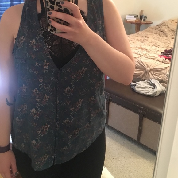 FINAL SALE: UO vest!