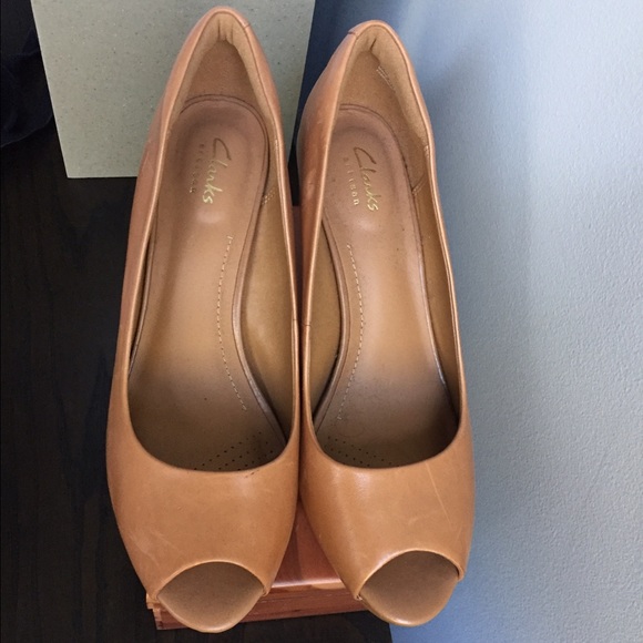 Clarks woman's peep toe pump Cognac Color