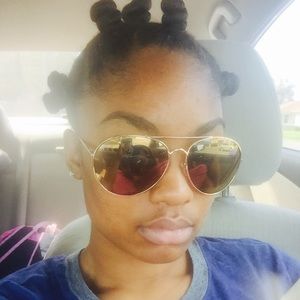 Meet your Posher, Adria