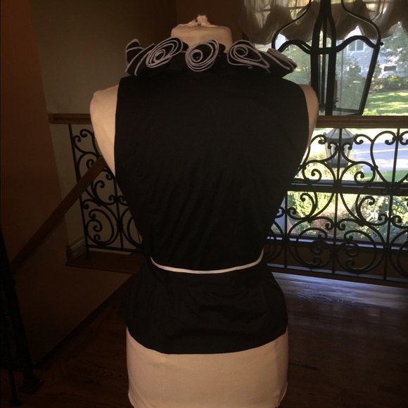 Garcia Black Zippered  sleeveless flower Vest - Picture 3 of 3