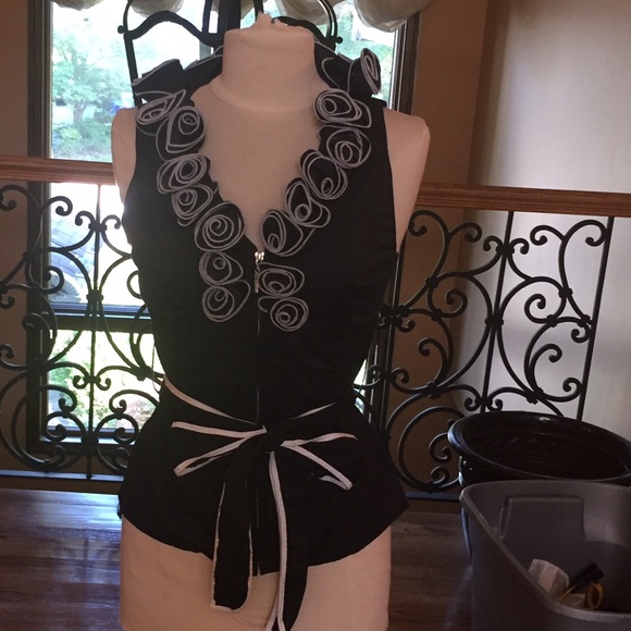 Garcia Black Zippered  sleeveless flower Vest - Picture 2 of 3
