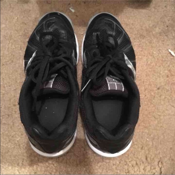 Black Mizuno volleyball shoes