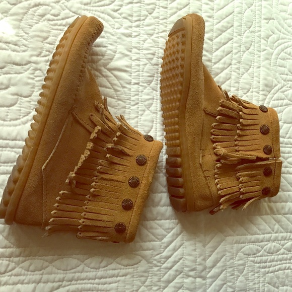 Minnetonka double fringe moccasins