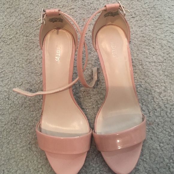 Gorgeous nude apt 9 heels