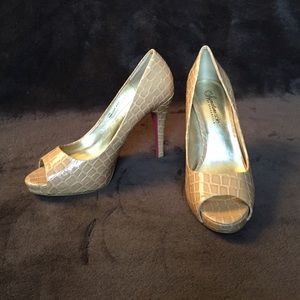 Nude alligator print pumps