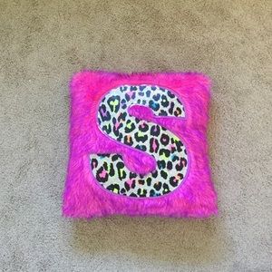 I am selling this pillow with a S on it