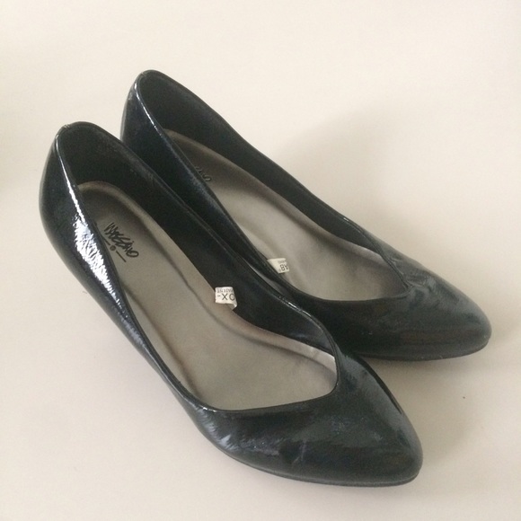 CLOSET CLEAR OUT Black patent kitten heels