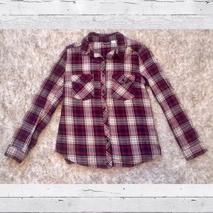 Ladie's Medium Plaid Button Up Blouse 🍂