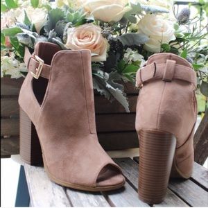 🍂NIB Peep Toe Stack Heel Cut Out Ankle Bootie🍂