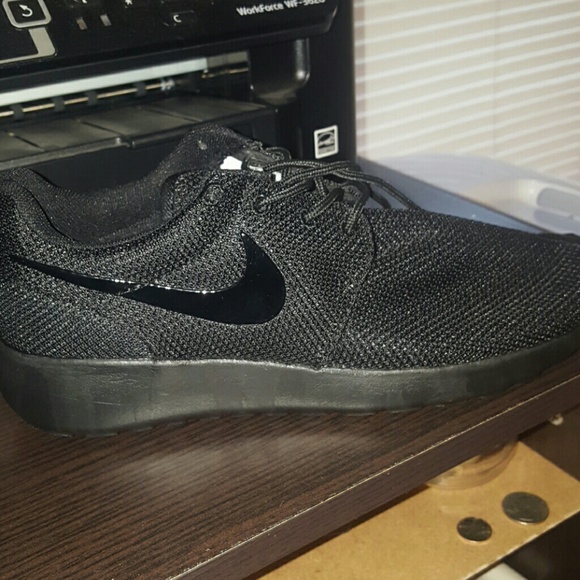 BRAND NEW pair of Nike Roshes.