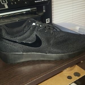 BRAND NEW pair of Nike Roshes.