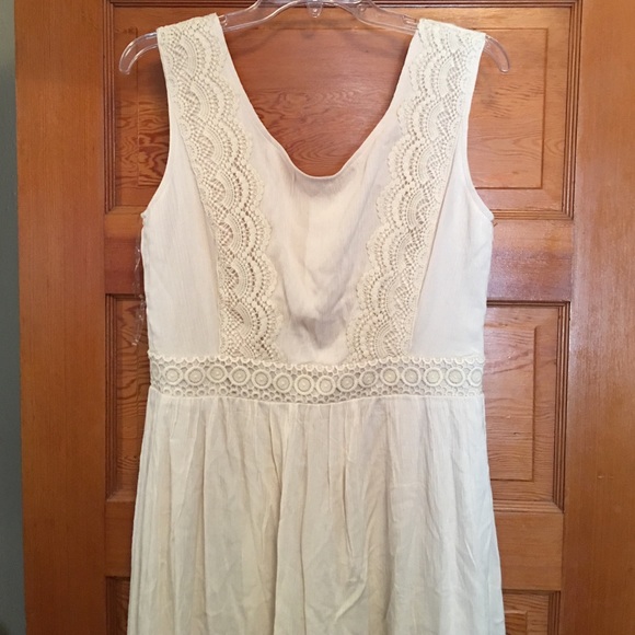 24 HOUR SALE! ❤️🌻🌻Lacy cream colored dress