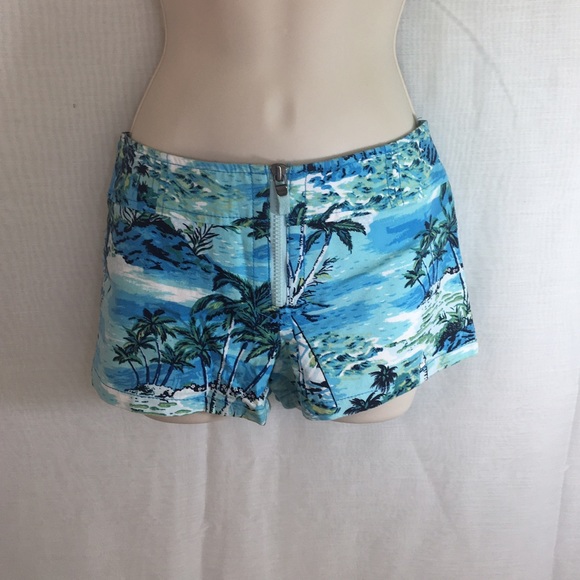 Express Shorts in Tropical Print-5/6