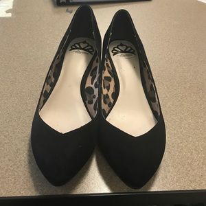 Black suede low heel shoe