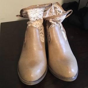 Size 9 1/2 mudd lace booties.