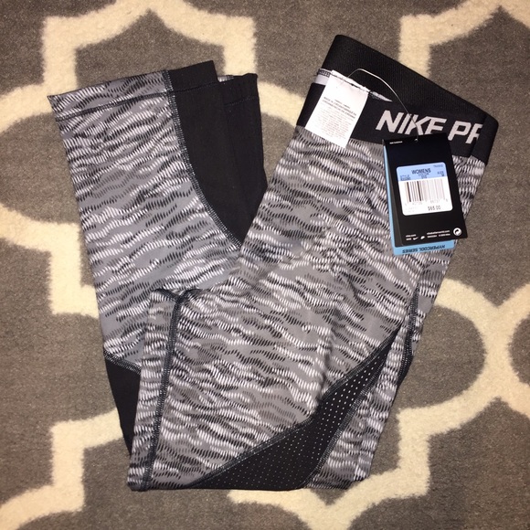 Nike Pants - NWT BLACK&GREY NIKE PRO CAPRI LEGGINGS