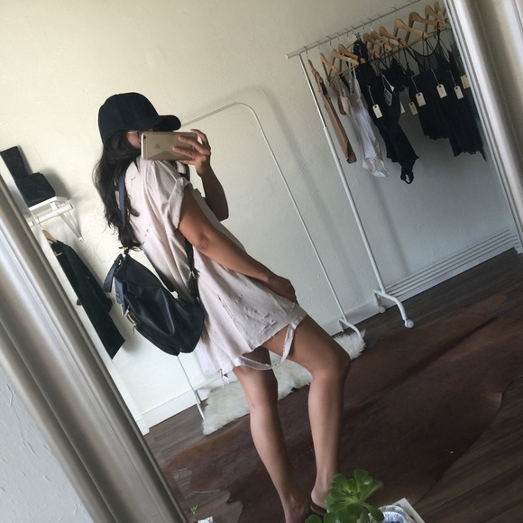 • Cream Distressed Tee • - Picture 4 of 4