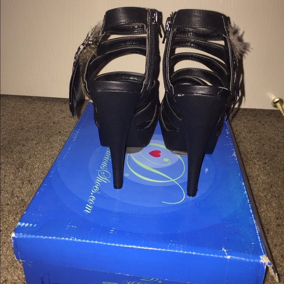 Black heels - Picture 3 of 4