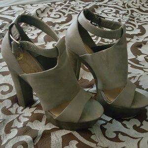 Jessica Simpsons platform heels