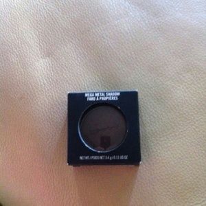 MAC mega metal shadow  centre stage