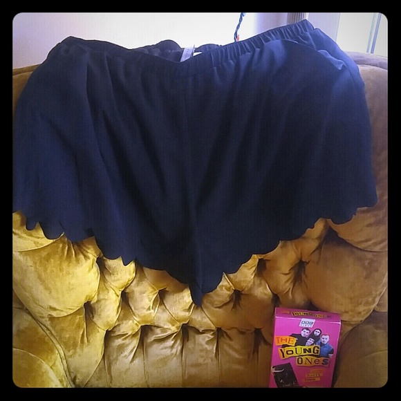 Scalloped black shorts