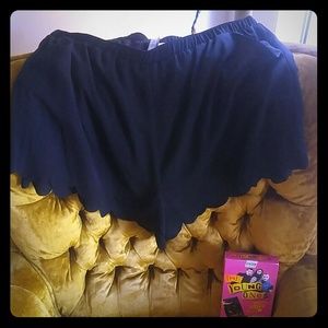 Scalloped black shorts