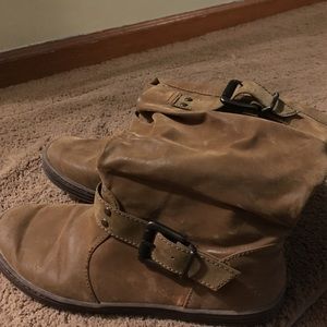 Women's size 8 light brown boots.