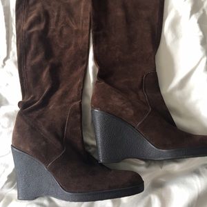 perfect brown suede boots for winter!
