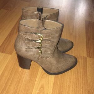 Julip 8.5 Beige booties