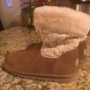 Girls UGG'S size 3 NWT