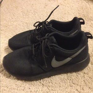Black Roshe Nikes