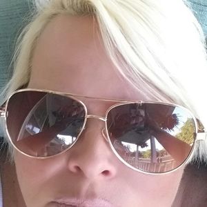 Meet your Posher, Janet