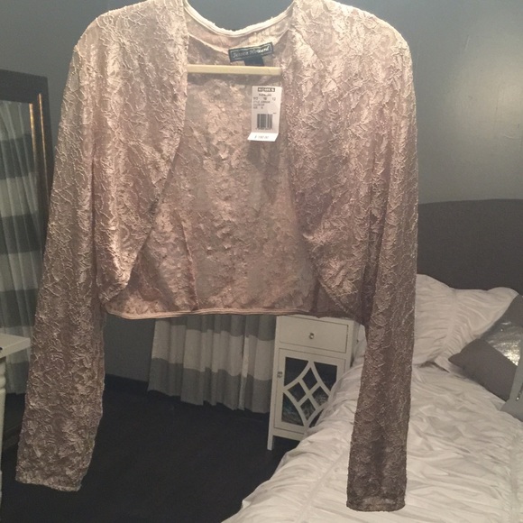 Lace shrug in beautiful a champagne!! 😍