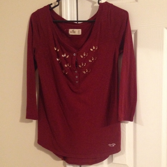 Red/Burgundy Hollister fashion top!