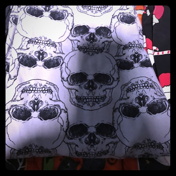 White skulls - Picture 1 of 1