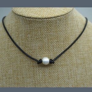 Pearl suede leather necklace