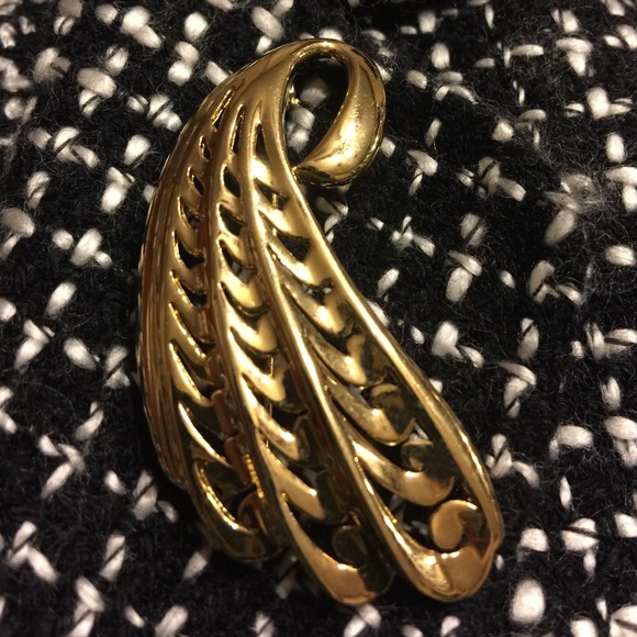 Beautiful Gold Toned Feather Pin/Brooch