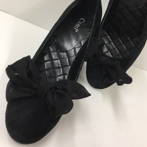 Black suede pumps with cute bow by Cami