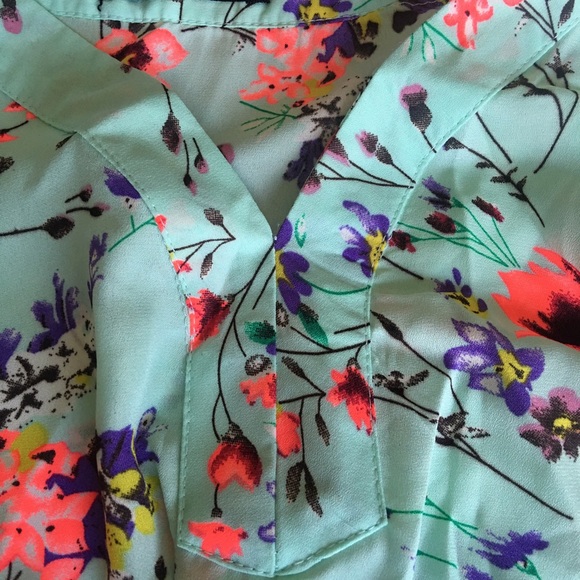 💕Floral Patterned Chiffon 3/4 Length Sleeve Top💕 - Picture 2 of 4