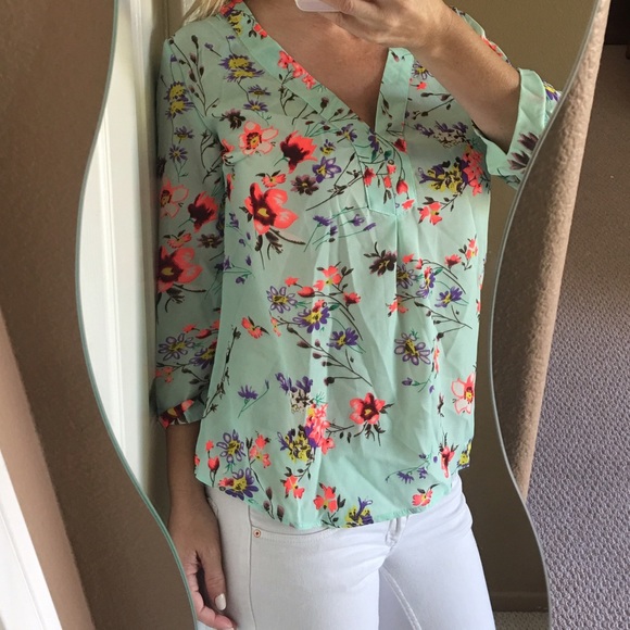 💕Floral Patterned Chiffon 3/4 Length Sleeve Top💕 - Picture 3 of 4