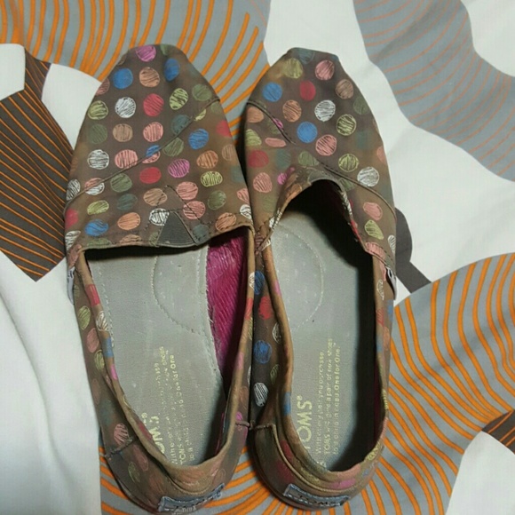 Brown polka dot Tom's size 9