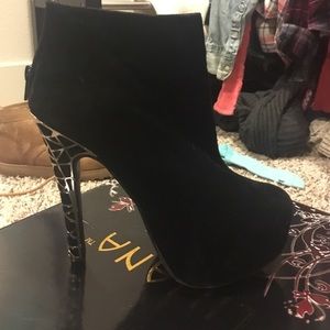 Black 4in heels