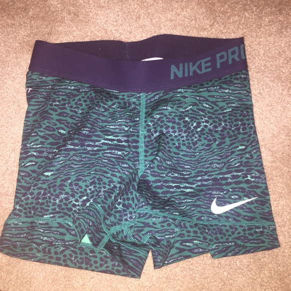nike pros size xs