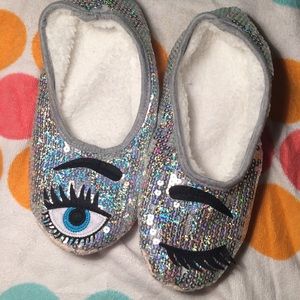 Winking holographic slippers NWOT