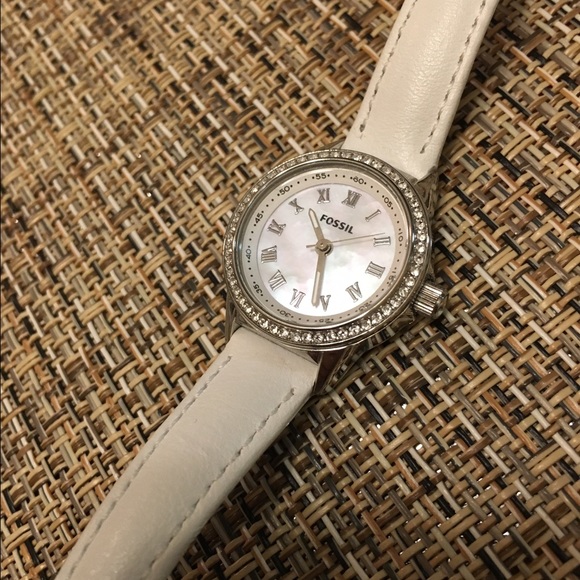 Small face white FOSSIL watch