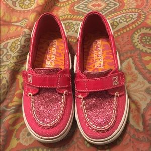 Pink little girl sperry's